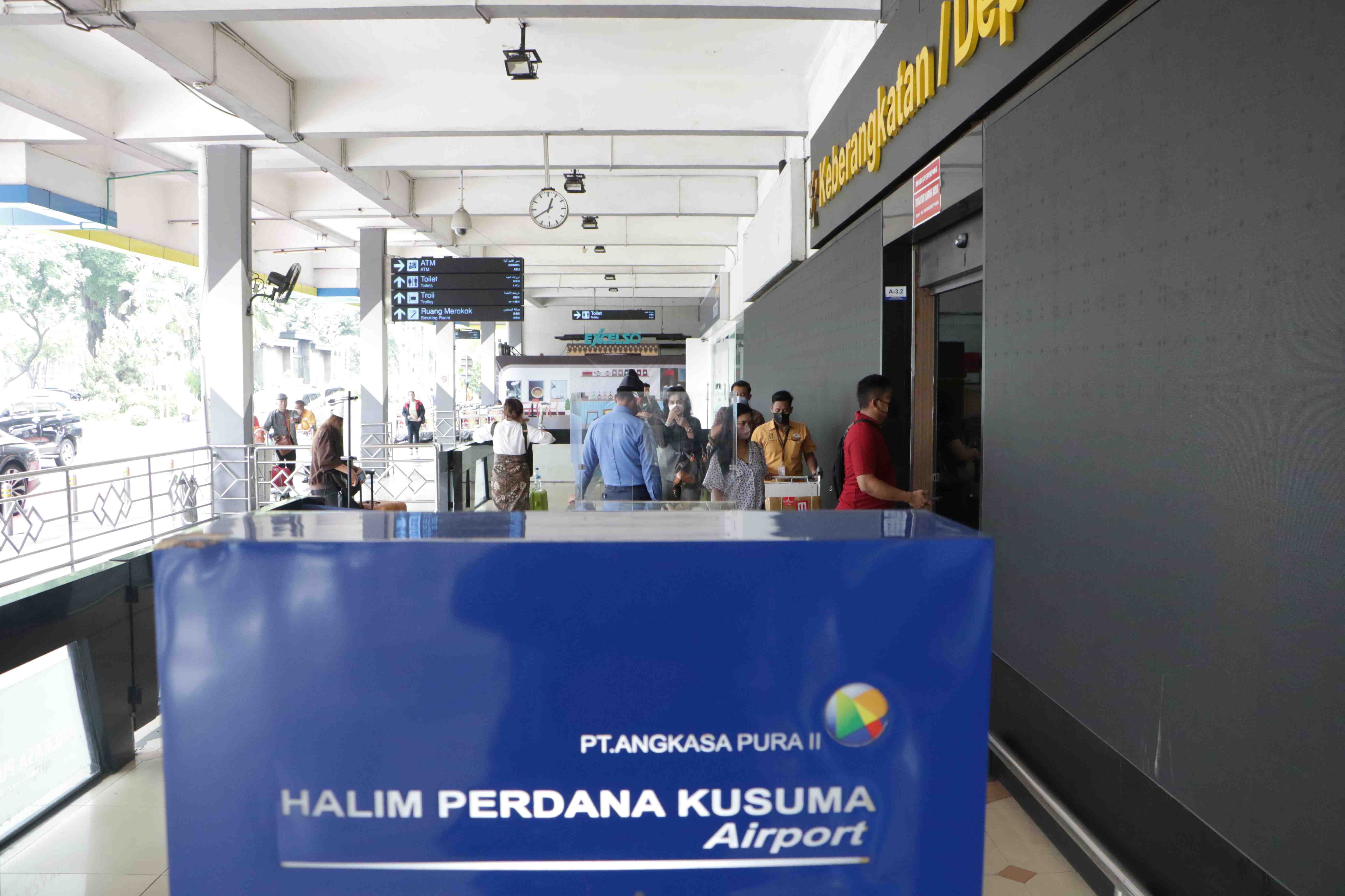 PENUMPANG BANDARA HALIM PERDANAKUSUMA NAIK 10 PERSEN