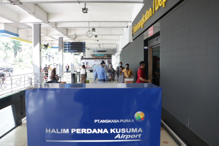 PENUMPANG BANDARA HALIM PERDANAKUSUMA NAIK 10 PERSEN