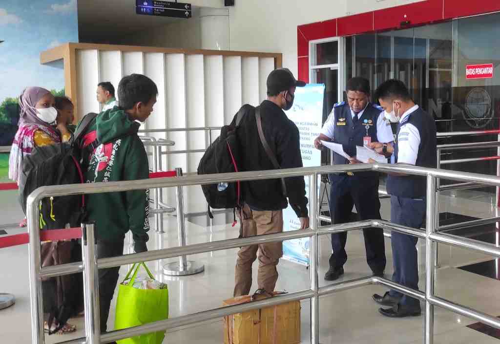 ARUS PENUMPANG BANDARA DJALALUDIN