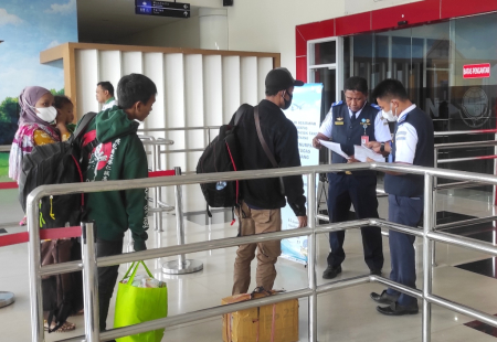 ARUS PENUMPANG BANDARA DJALALUDIN