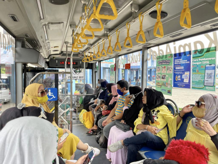 WARGA NAIK TEMAN BUS