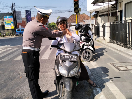 BANTU PASANG TALI PENGAMAN HELM