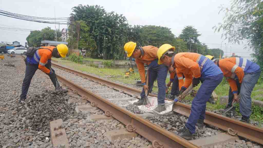 RAPIKAN BATU BALLAST REL KA