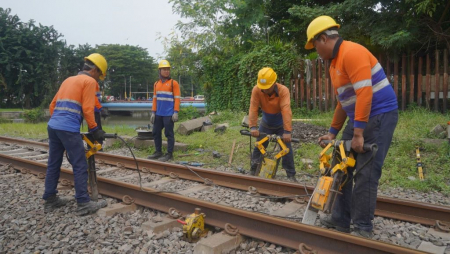 KENCANGKAN BAUT JALUR REL KA