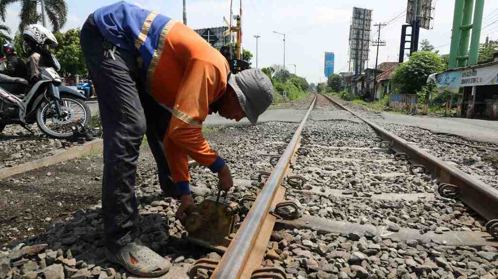 PERAWATAN JALUR KERETA API