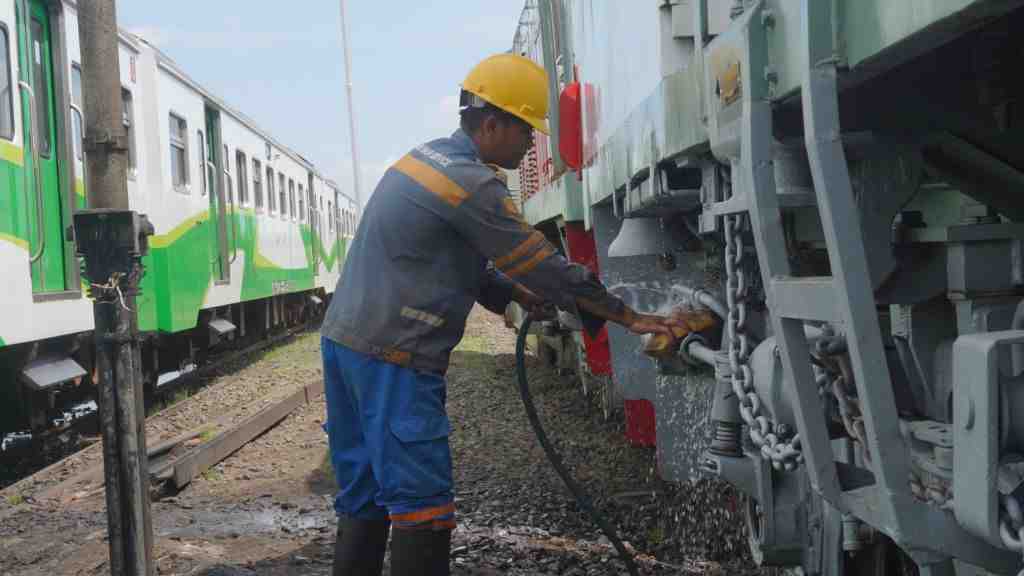 BERSIHKAN RANGKA BAWAH KERETA API