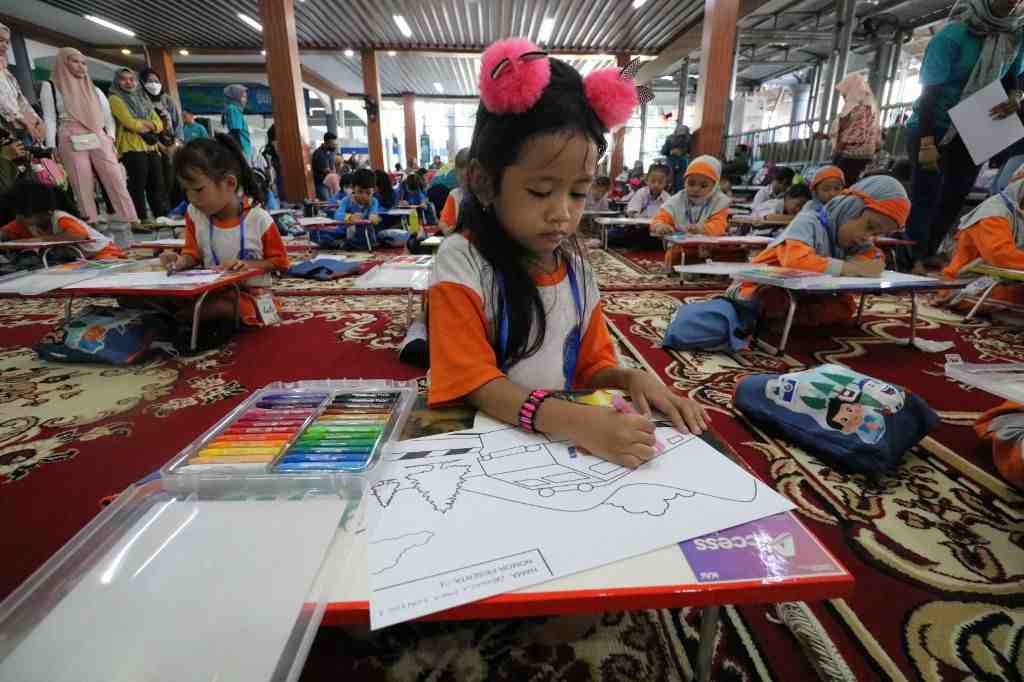 LOMBA MEWARNAI KAI DAOP 8 SURABAYA
