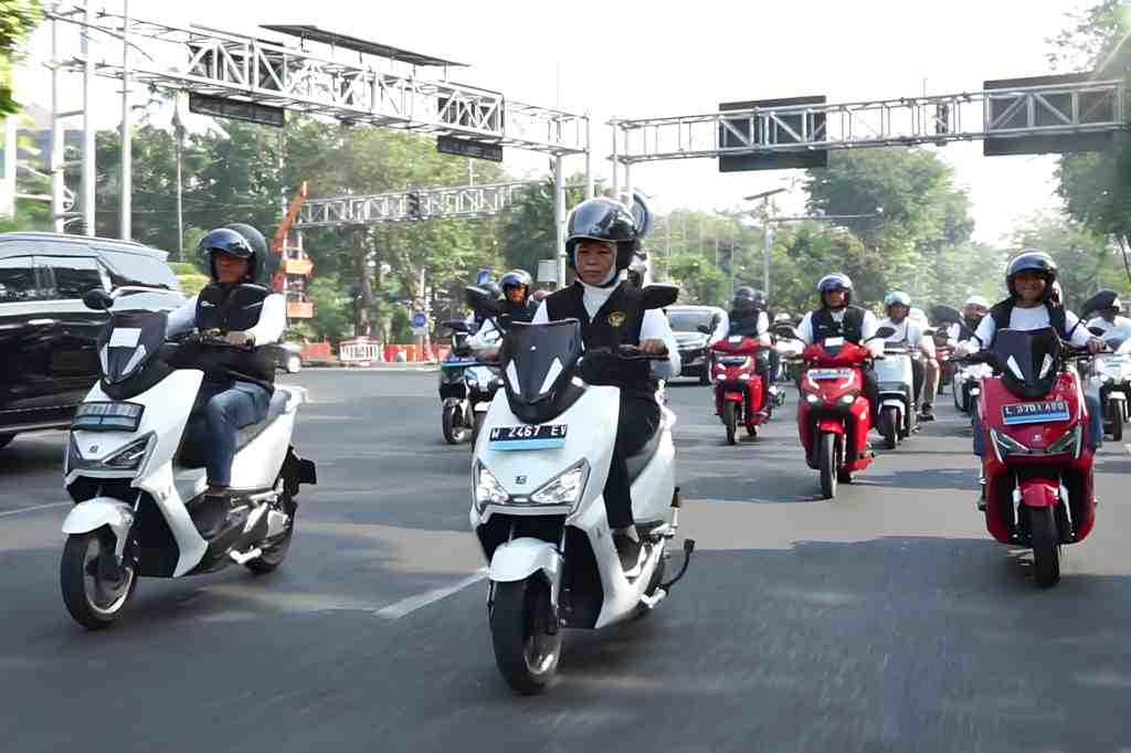KONVOI SEPEDA MOTOR LISTRIK DI SURABAYA
