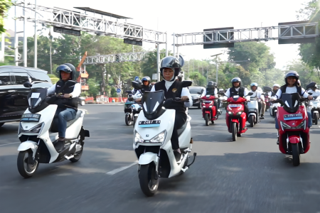 KONVOI SEPEDA MOTOR LISTRIK DI SURABAYA
