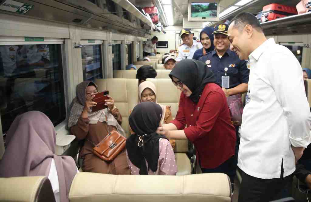 MENYAPA PENUMPANG KERETA API