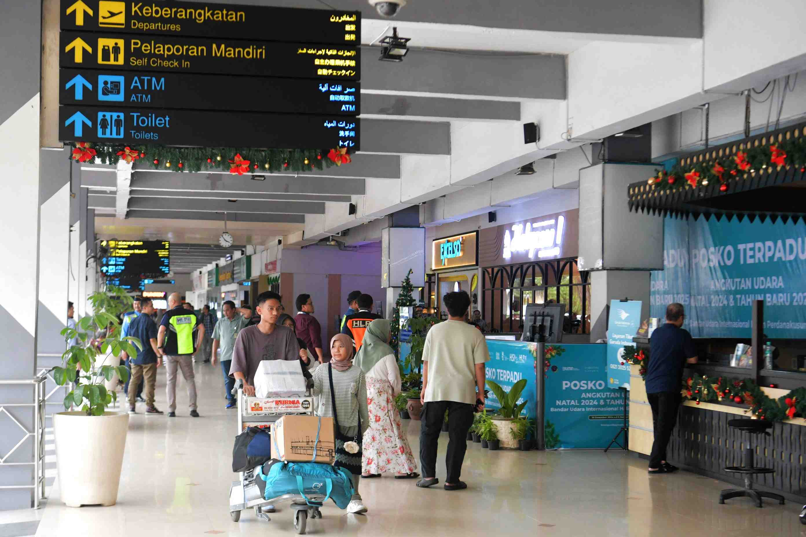PENUMPANG BANDARA HALIM PERDANAKUSUMA MENINGKAT