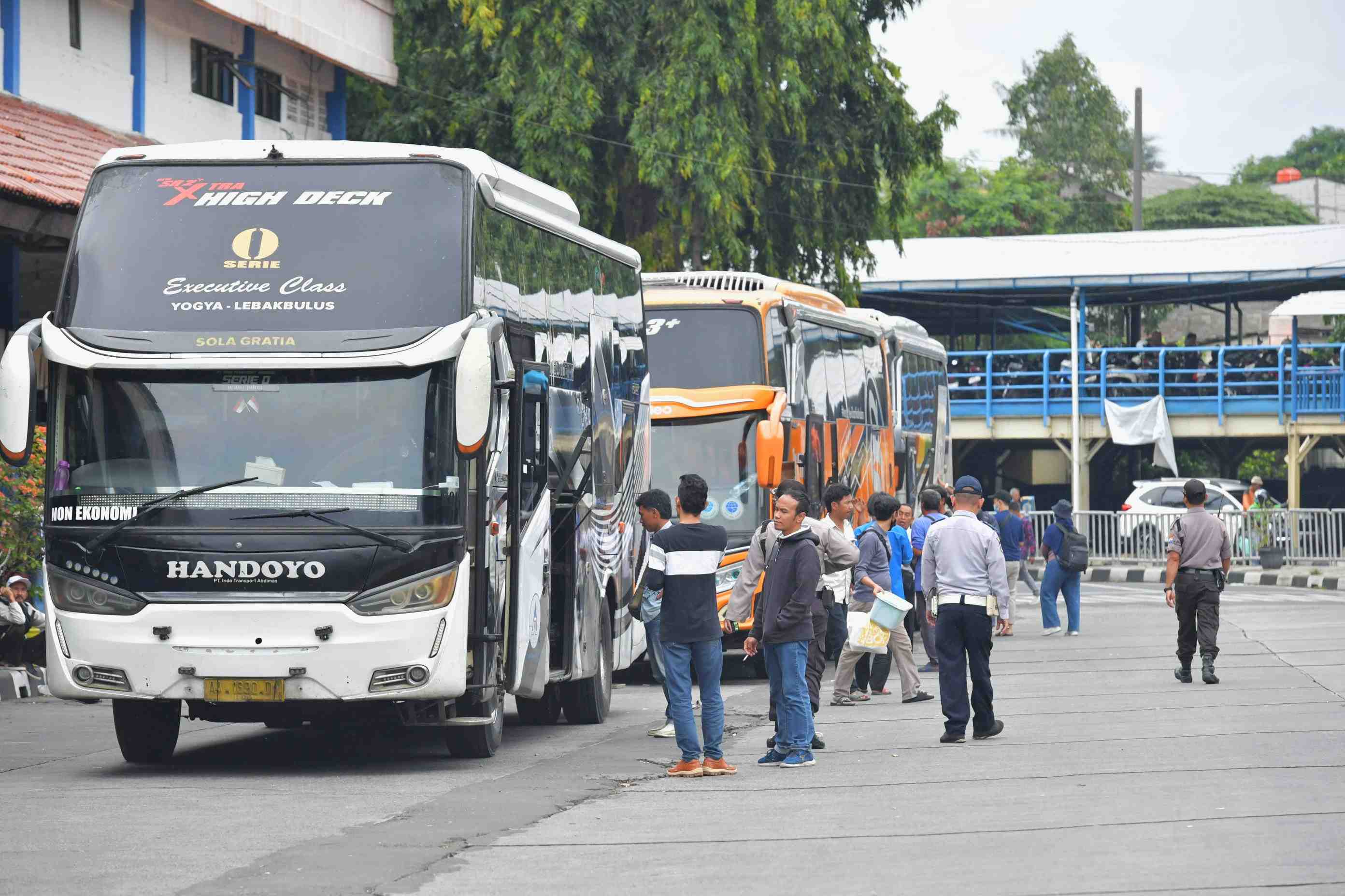 JUMLAH PENUMPANG MENINGKAT DI SEJUMLAH TERMINAL 