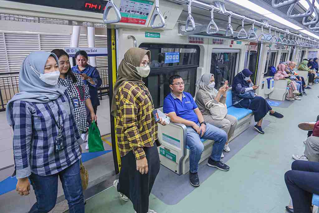 MASUK GERBONG LRT