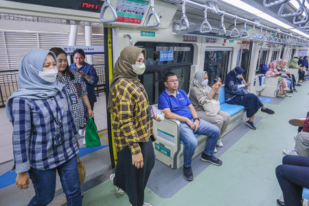 MASUK GERBONG LRT