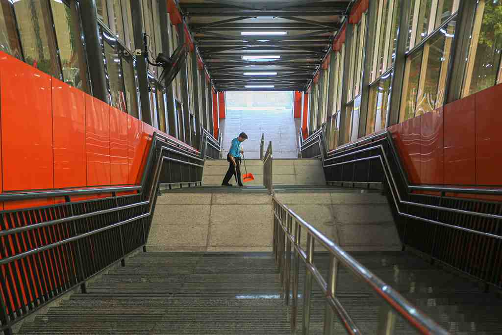 BERSIHKAN AREA STASIUN LRT