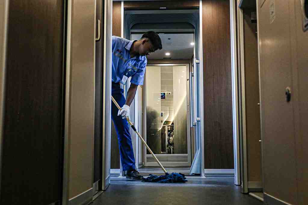 BERSIHKAN GERBONG KERETA