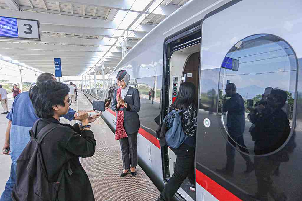 UJI COBA KERETA CEPAT JAKARTA-BANDUNG