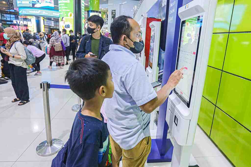 SELF CHECK IN DI STASIUN GAMBIR