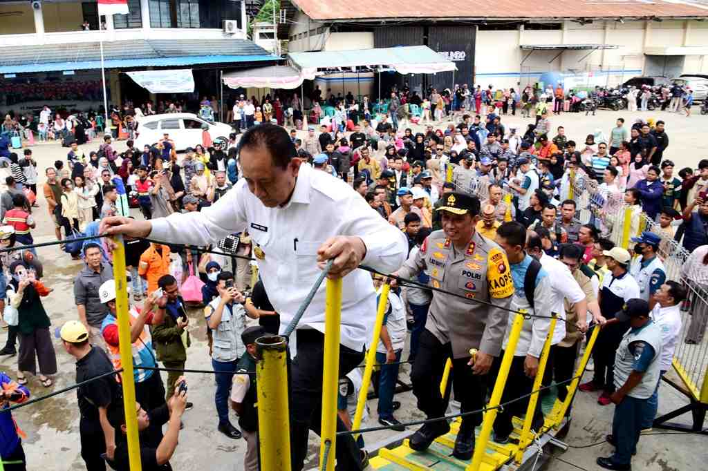 NAIK KAPAL TOL LAUT