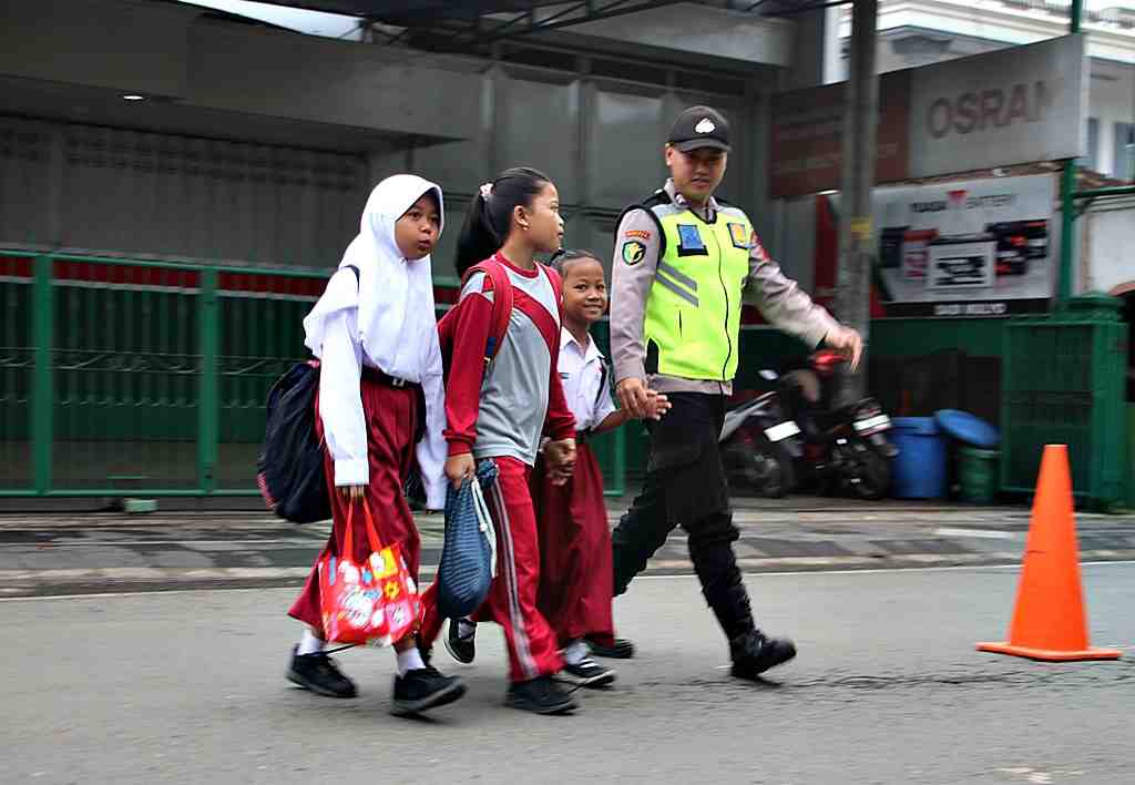 POLISI BANTU SEBERANGKAN ANAK SEKOLAH