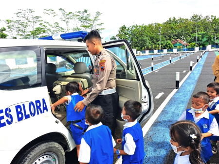 POLISI SAHABAT ANAK