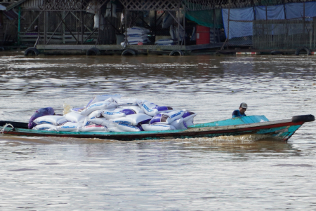 ANGKUT LOGISTIK MENGGUNAKAN KELOTOK