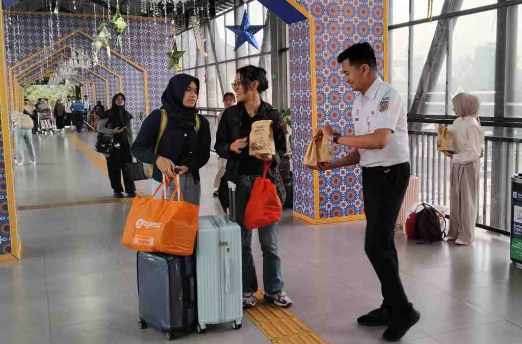 TAKJIL GRATIS UNTUK PENUMPANG KERETA