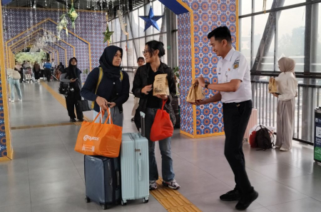 TAKJIL GRATIS UNTUK PENUMPANG KERETA