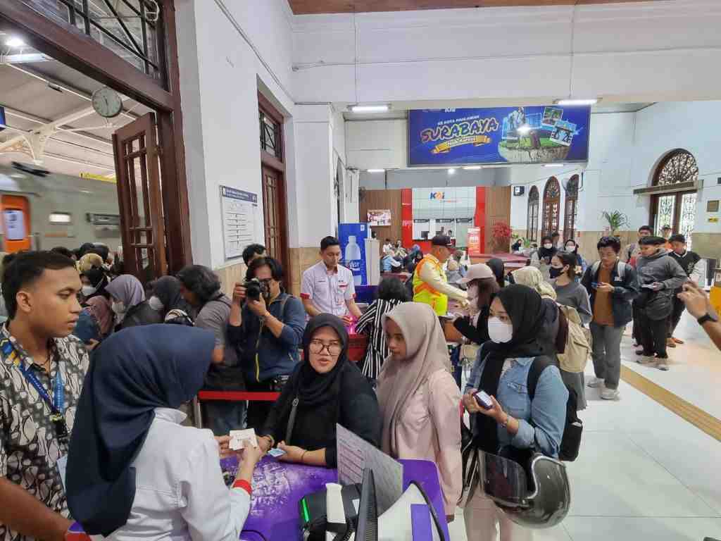 LONJAKAN PENUMPANG DI STASIUN