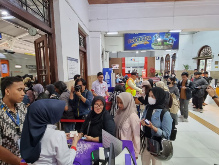 LONJAKAN PENUMPANG DI STASIUN