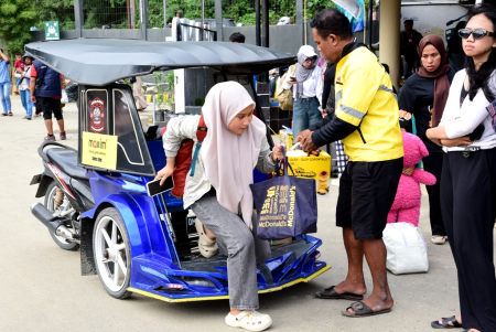PEMUDIK TURUN DARI BENTOR
