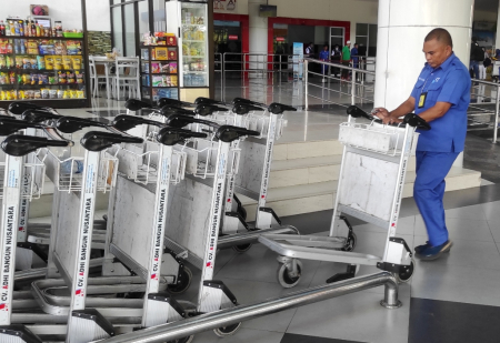 PORTER BANDARA DJALALUDIN
