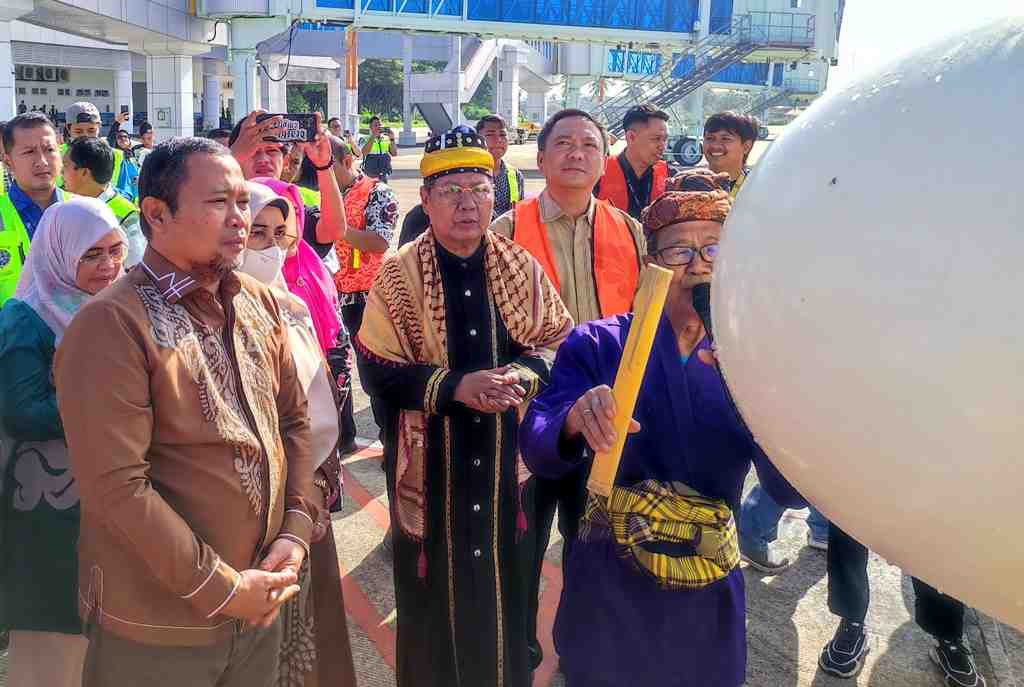 PROSESI ADAT PENERBANGAN PERDANA