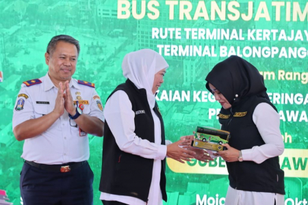 MENYERAHKAN MINIATUR BUS TRANS JATIM