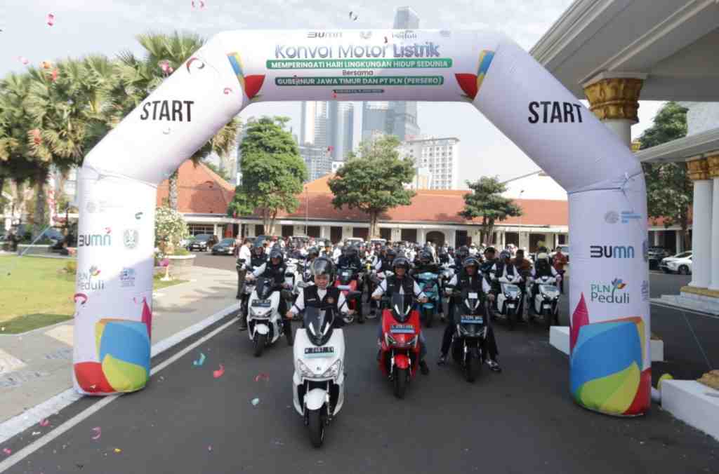 KONVOI SEPEDA MOTOR LISTRIK BERSAMA GUBERNUR JATIM