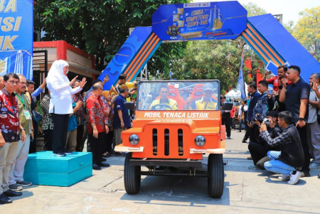 PARADE KENDARAAN KONVERSI LITRIK