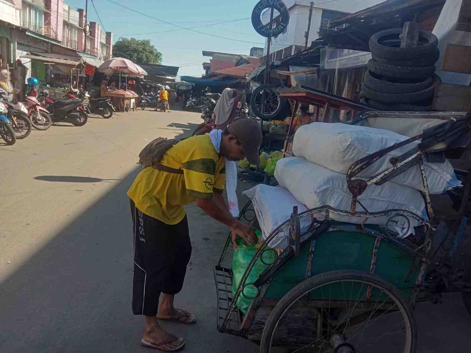 BECAK UNTUK ANGKUT KEBUTUHAN POKOK