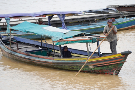 ANGKUTAN KELOTOK SAAT KEMARAU