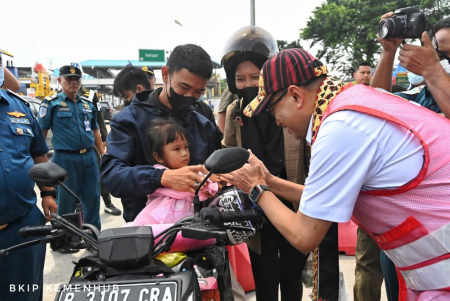 MENHUB TINJAU PELABUHAN PENYEBERANGAN MERAK-BAKAUHENI