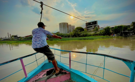  MENARIK PERAHU TAMBANG