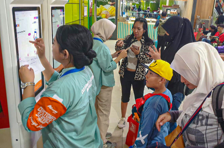 BANTU CALON PENUMPANG CHECK IN MANDIRI