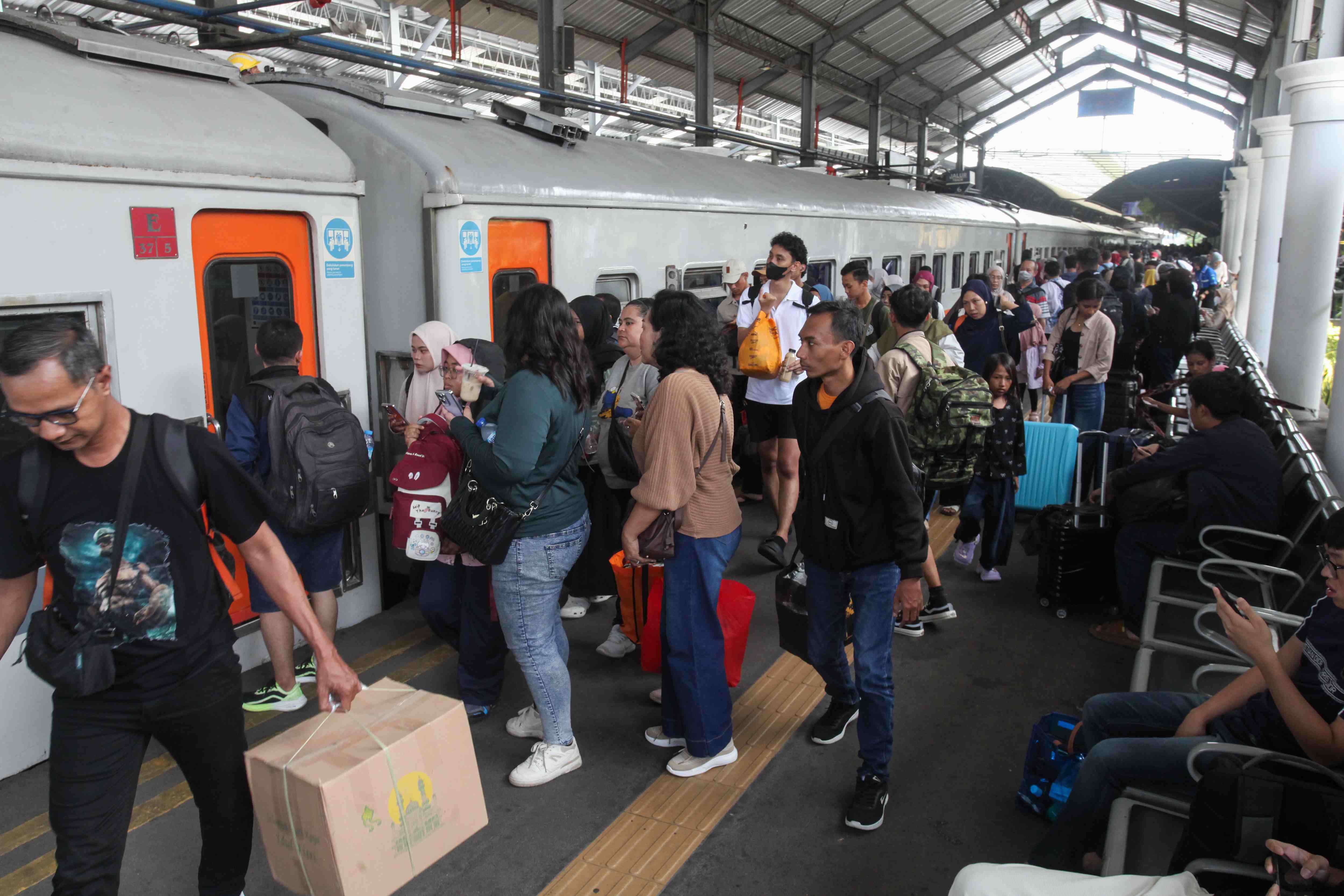 ARUS BALIK DI STASIUN SURABAYA GUBENG