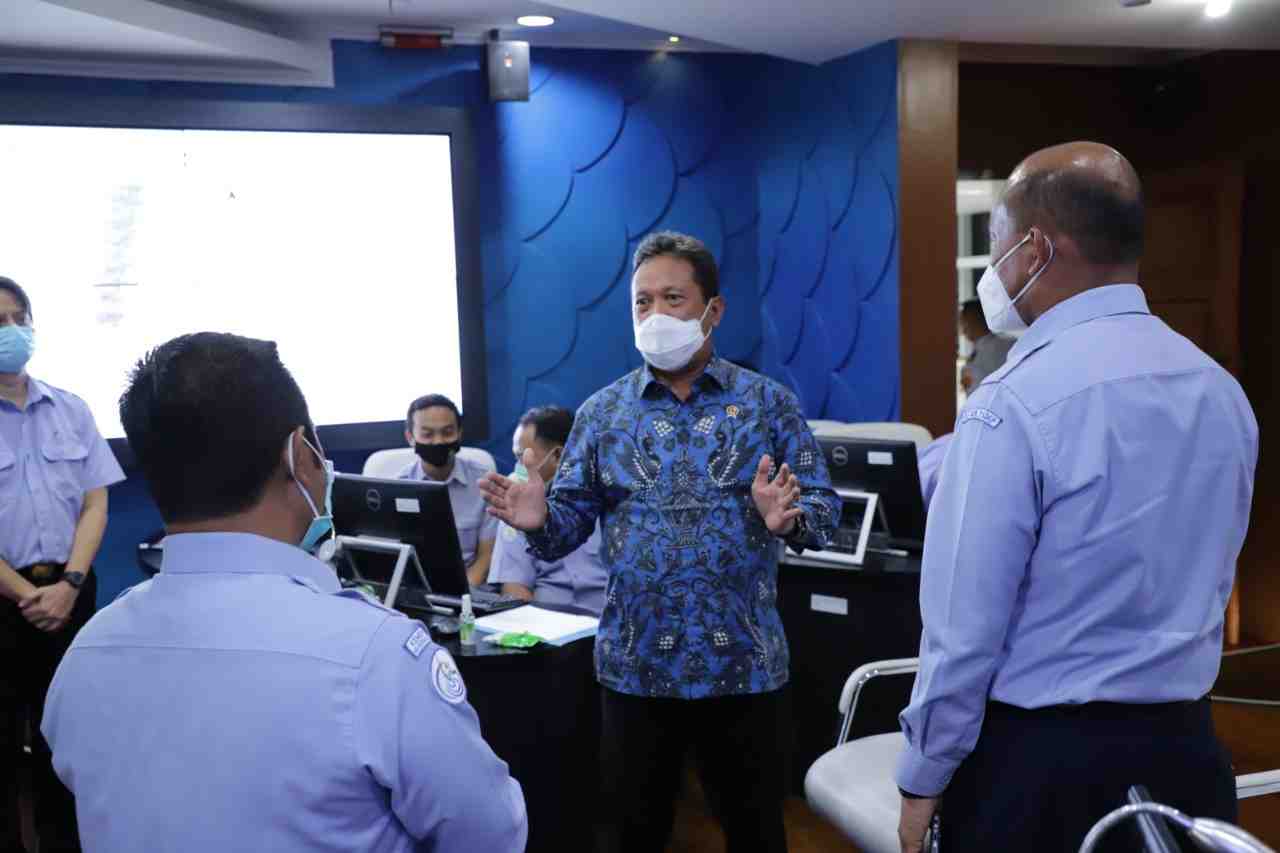 Marine Affairs and Fisheries Minister Strengthens Supervision to Eradicate Illegal Fishing