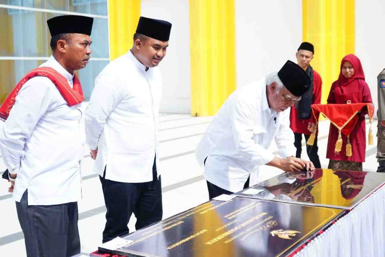 Menteri Basuki Resmikan Masjid Agung Dharmasraya