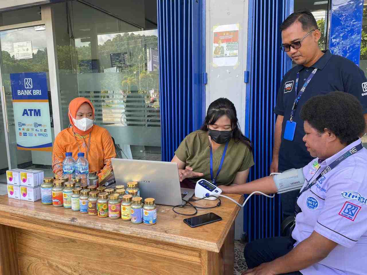 Apotek Kimia Farma Lakukan Pemeriksaan Kesehatan Gratis di Kota Waisai