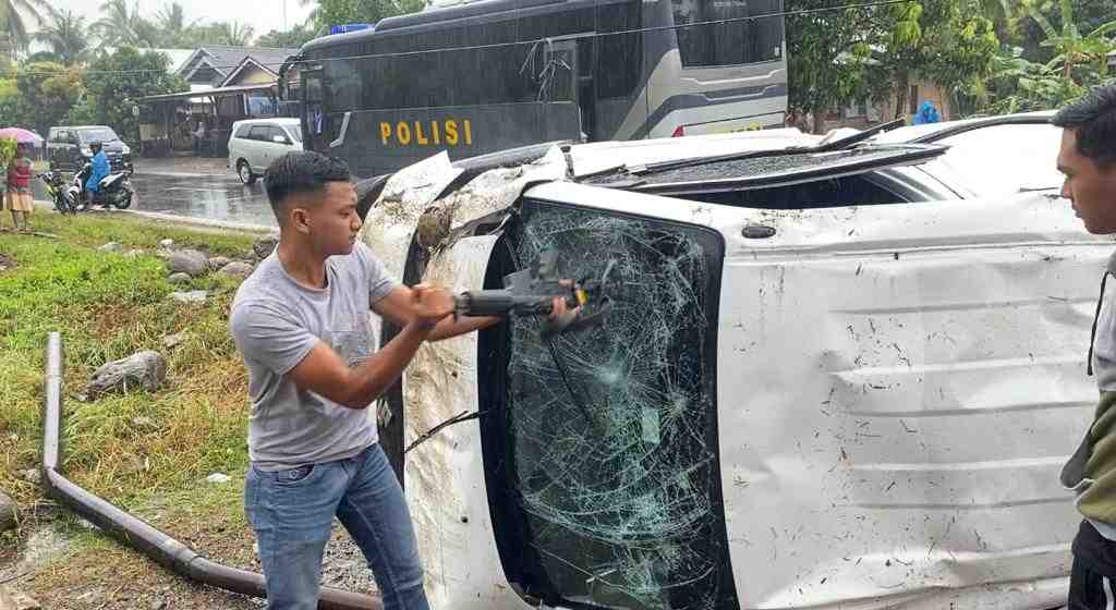 Mobil Pengangkut Uang ATM Terguling, “Brankas Rusak, Duit Bertaburan di Jalan”