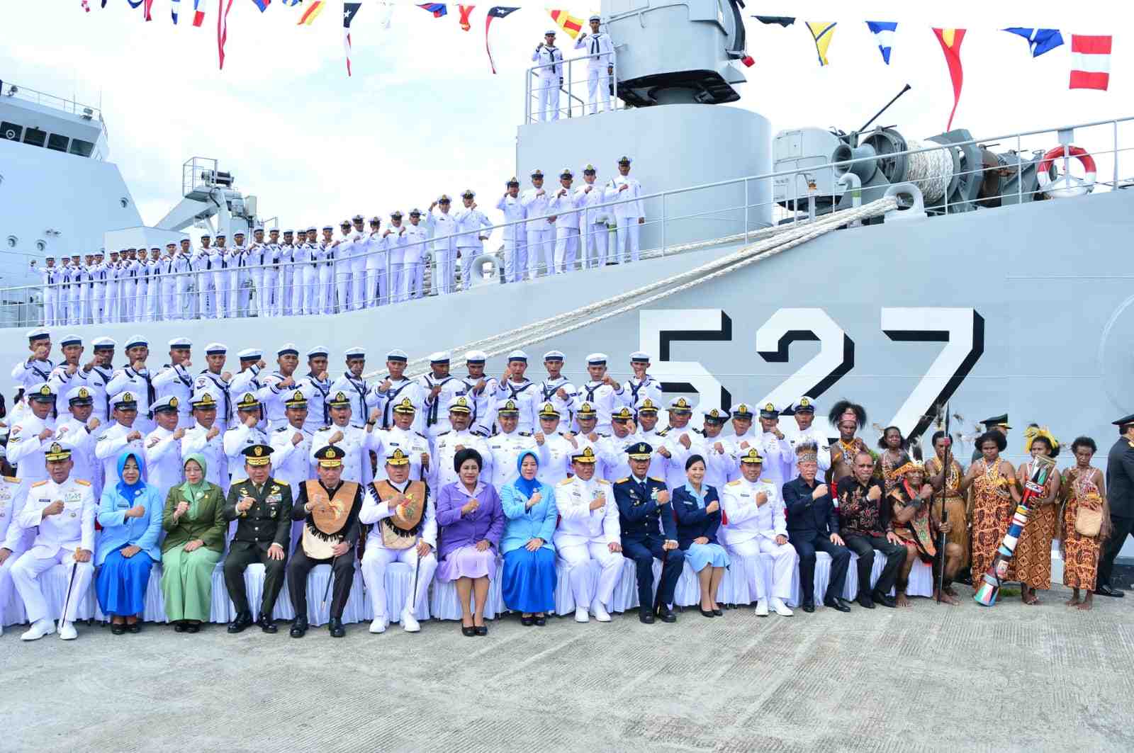 KRI Teluk Wondama-527 Dikukuhkan sebagai Kapal Angkut Tank Terbaru TNI AL