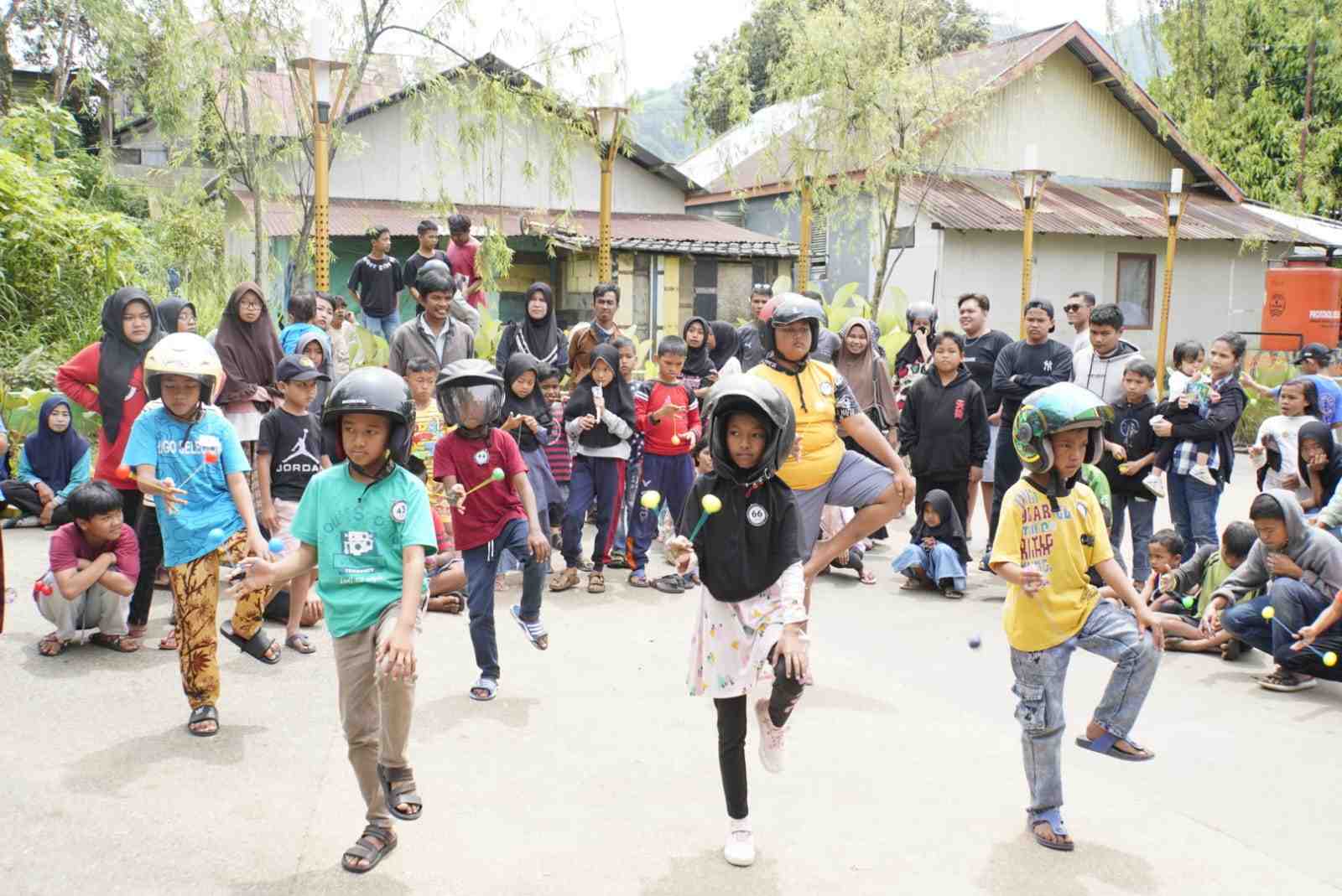 Bersama LPMK dan Karang Taruna, Mahasiswa KKN UNP Gelar Lomba Latto-latto di Kampung Manggis Kota Padang Panjang