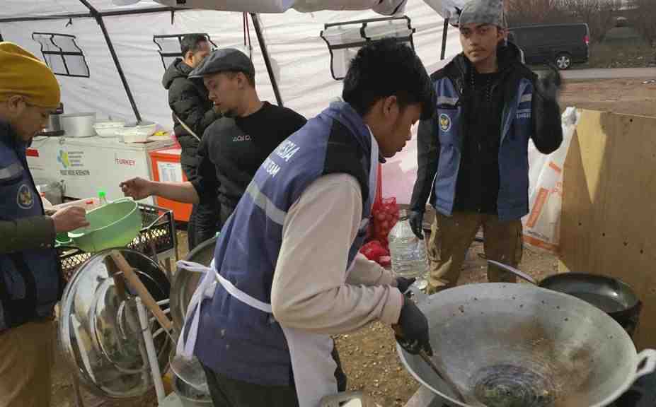 Relawan Mahasiswa Indonesia di Turki Sajikan Makanan EMT dan USAR