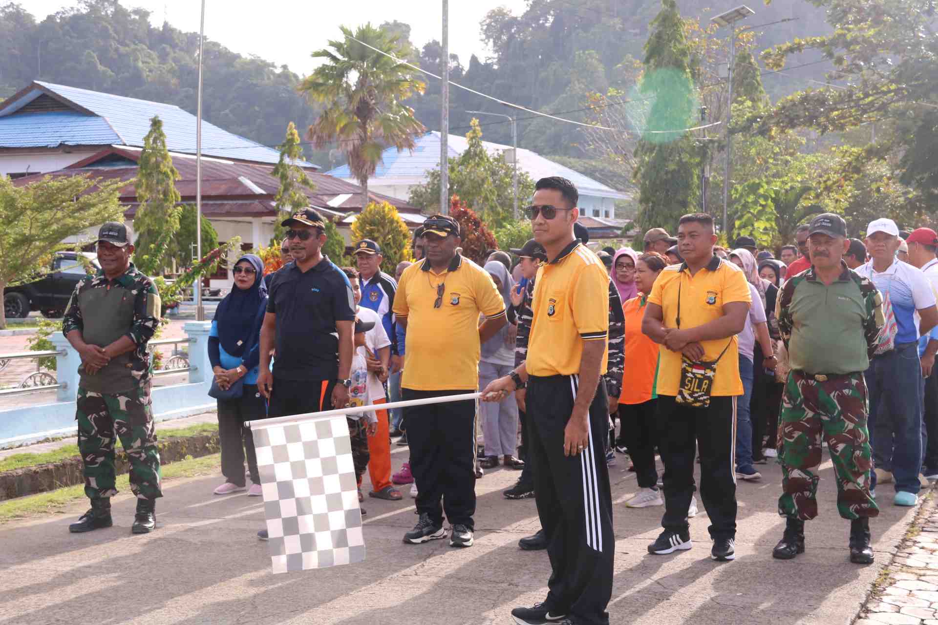 Ribuan Warga Raja Ampat Ikut Jalan Sehat Berhadiah